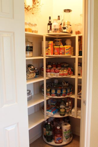 Emily and her dad designed this ingenious shelf carousel which takes full advantage of corner pantries. She gives a full tutorial on how to replicate their brilliance. Pantry Organization Hacks, Cocina Diy, Casa Retro, Diy Rangement, Corner Pantry, Pantry Remodel, Kitchen Diy Makeover, Pantry Makeover, Pantry Shelving