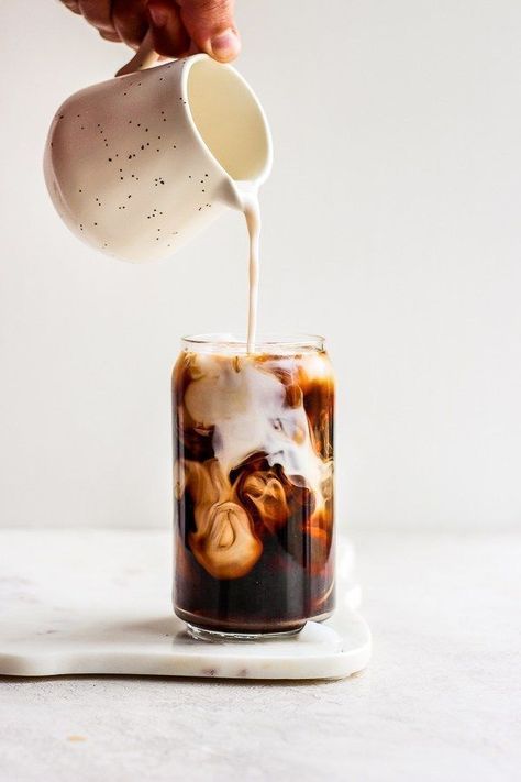 French Press Cold Brew Coffee Recipe - a step-by-step tutorial of showing you exactly how to make cold brew in your french press! SO EASY!