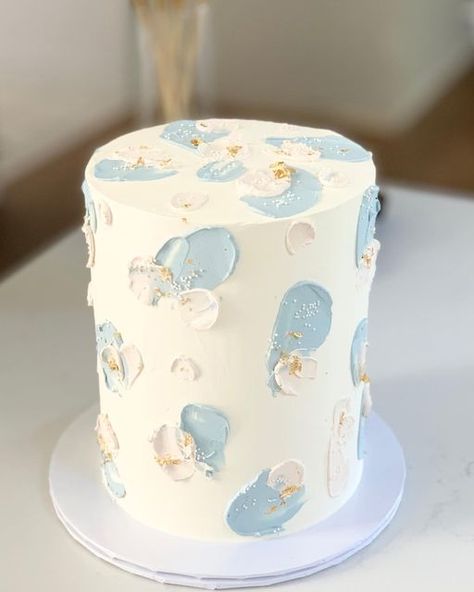 Baby In Bloom Cake Boy, Blue And White Baby Shower Cake, Oh Baby Cake Ideas, Baby Boy Baby Shower Cakes, White And Blue Baby Shower Ideas, Dusty Blue Baby Shower Cake, Boho Baby Shower Cake Boy, Winter Baby Shower Cake Boy, It’s A Boy Cake