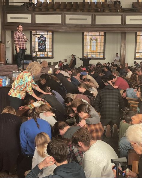 Men Worshipping, Asbury Revival, Serving Others Aesthetic, 70s Christian Aesthetic, Living For God, Christian Youth, Youth Group Aesthetic, Christian Girl, Christian Friendship