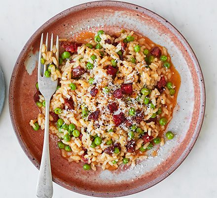 Using simple storecupboard and freezer ingredients, this pea and chorizo risotto makes an easy midweek meal. Garnish with crisped chorizo and grated parmesan Chorizo Risotto, Pea Risotto, Delicious Family Meals, Vegetarian Curry, Midweek Meals, Risotto Recipes, Bbc Good Food Recipes, Pan Dulce, Food Magazine