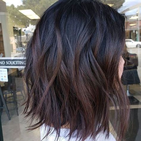 Brunette Textured Long Bob, Short Balayage Dark Hair, Choppy Shoulder Length Bob Hairstyles, Short Black Hair Dye Ideas, Textures Bob Haircut, Dark Brown Long Bob With Highlights, Dark Chocolate Balayage Short Hair, Black Brown Hair Short, Black And Brown Balayage Short Hair