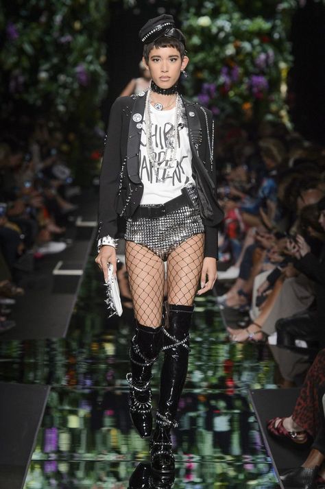 Moschino SS18 Runway Show - Moschino Collection Fashion Week Spring 2018 Moschino Street Style, Weird Fashion Outfits, Moschino Runway, Rock And Roll Fashion, Fashion Show Runway, New Years Outfit, Rocker Style, Weird Fashion, 2018 Fashion