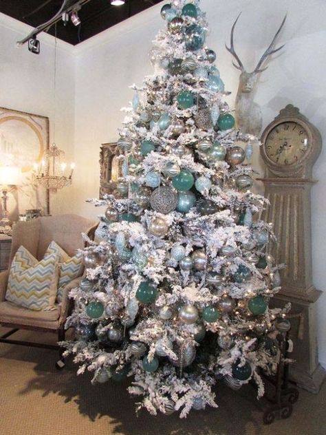 30 Creative White Christmas Tree Decorating Ideas Lowes Christmas, Box Skirt, Rose Gold Christmas Decorations, Elegant Christmas Tree Decorations, White Christmas Tree Decorations, Skirts Ideas, Teal Christmas, Christmas Tree Images, Island Homes