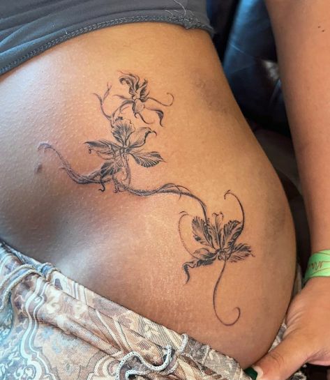 Realistisches Tattoo, Jagua Henna, Bauch Tattoos, Small Pretty Tattoos, Tattoos For Black Skin, Tramp Stamp, Pretty Tattoos For Women, Dope Tattoos For Women, Discreet Tattoos