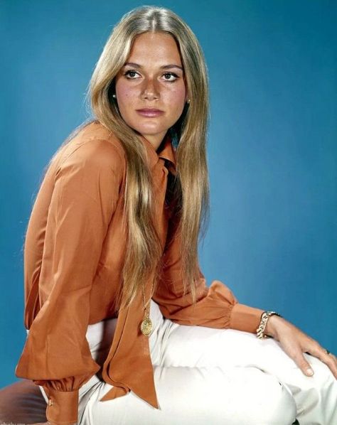 35 Beautiful Photos of Peggy Lipton in the 1960s and ’70s ~ Vintage Everyday Julie Barnes, Peggy Lipton, 70s Girl, Mod Girl, 70s Women, Vintage Everyday, Priscilla Presley, Catherine Zeta Jones, Julia Roberts