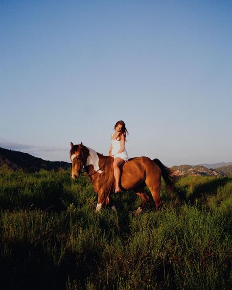 Every horse girls dream…Hannah & Beau making their way through the Malibu hills as the sun sets & the light fades. Pure magic ✨ Check out High Horse Malibu @highhorsemalibu & book your own sunset trail ride…the views truly can’t beat & Shayna & Nick are the absolute best trail guides! As always, all film 🎞️ Horse Photoshoot Ideas, Horse Photography Poses, Pictures With Horses, Lakes In California, Senior Photography Poses, High Horse, Trail Ride, Beautiful Horse Pictures, Sun Sets