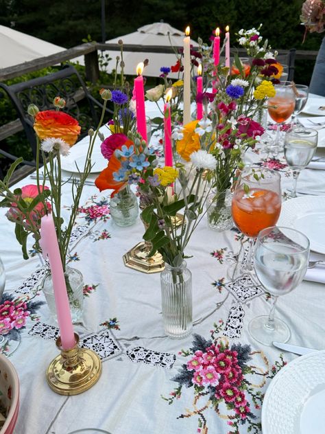 Colourful Dinner Party Table Settings, Hippy Dinner Party, Lunch Flowers Table Settings, Lantern Dinner Party, Whimsical Outdoor Dinner Party, Table Design Party, 1970s Garden Party, Diy Dinner Party Ideas, Dinner Party Flower Arrangements Simple