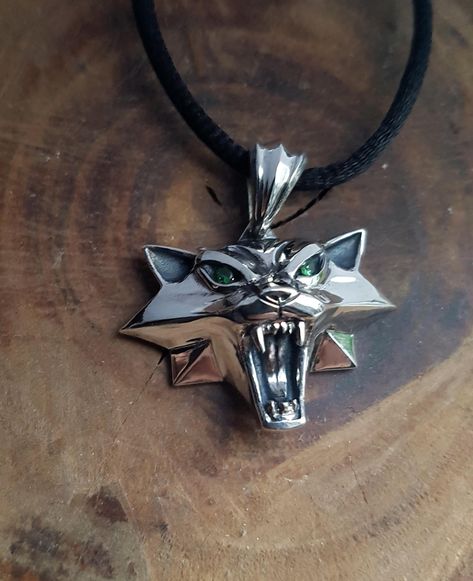 Witcher amulet, cat school pendant, Wild hunt pendant, silver cat pendant, tsavorite pendant , white wolf pendant, Gift jewelry. Cat School, Fantasy Cat, Silver Cat Pendant, Wolf Pendant, Cosplay Jewelry, Wolves Pendants, Cat Pendant, Green Garnet, Wild Hunt