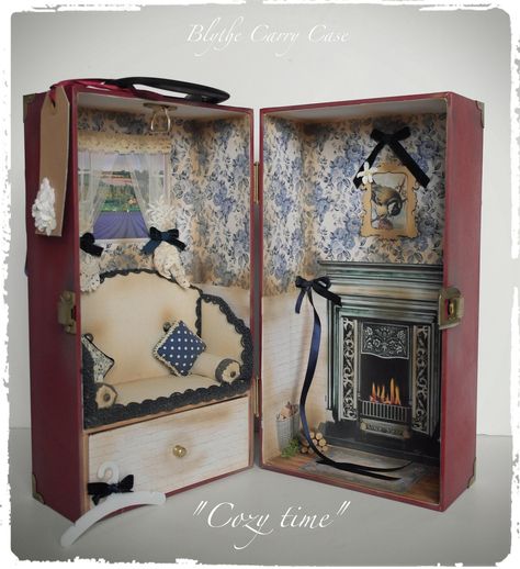 https://flic.kr/p/pUkj6U | Custom Blythe Doll carry Case | Ooak "Cozy time" case Diy Doll Trunk, Doll Trunk, Dollhouse Design, Doll Closet, Doll Case, Doll House Crafts, Doll Display, Doll Quilt, Tiny Dolls