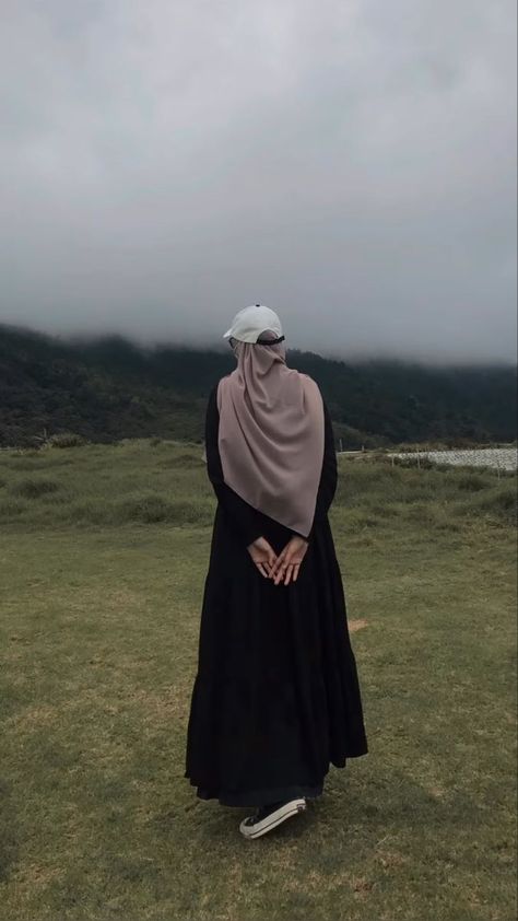 black🕶 in 2022 | Gaya chic, Gaya hijab kasual, Fotografi potret wanita Ootd Syari Casual, Hijab Syari Aesthetic, Syar'i Aesthetic, Ootd Syari, Syar'i Style, Fake Bf, Outfit Muslim, Ootd Hijab Simple, Syari Hijab