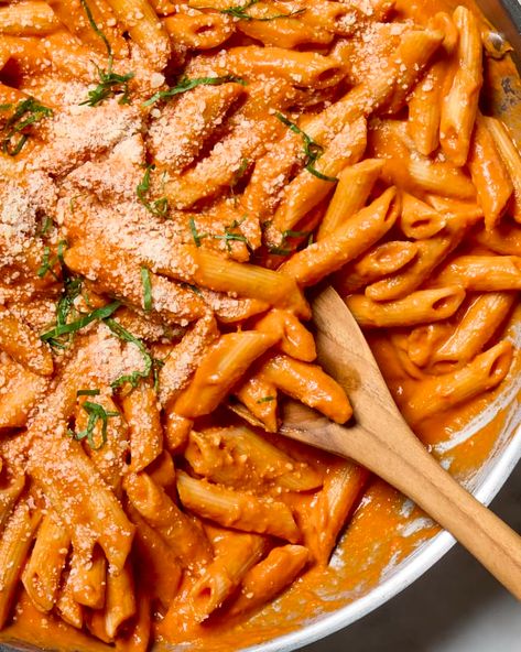 Penne alla Vodka Recipe (the Absolute Best!) | The Kitchn Pink Pasta Sauce Recipes, Vegetarian Pasta Recipes Easy, Pink Sauce Pasta, Pink Pasta, Resep Pasta, Penne Alla Vodka, Pink Sauce, Pasta Casera, Alla Vodka