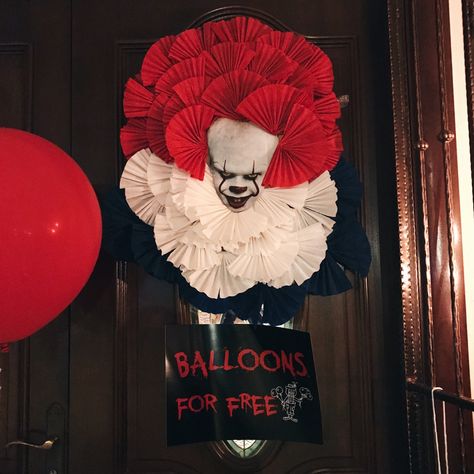 DIY Pennywise Horror Movie Party Decorations, It Themed Halloween Decor, Pennywise Birthday Party Ideas, Pennywise Halloween Decorations, Pennywise Party, Halloween House Party Decorations, Movie Party Decorations, Diy Halloween Door Decorations, Pennywise Halloween