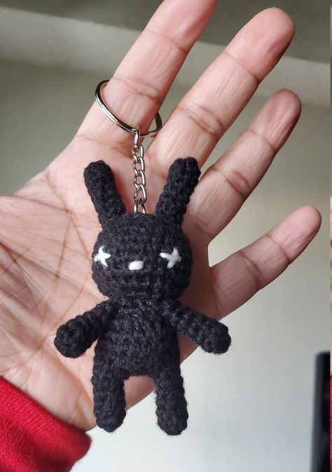 Black Things To Crochet, Crochet Head Accessories, Crochet Bunny Head, Crochet Small Amigurumi, Crochet Accessories Ideas, Cute Crochet Keychains, Crochet Bunny Keychain, Crochet Keychains, Bunny Keychain