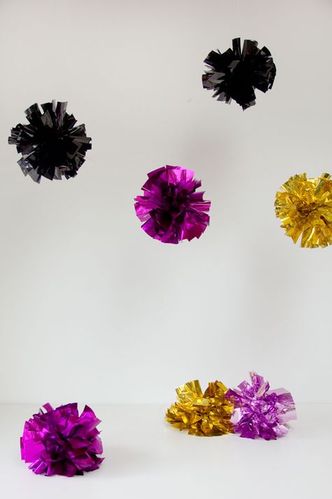 DIY Mylar Fringe Poms  {Studio DIY blog} Pom Pom Keychain Diy, Diy Nye Party, Cheer Gifts Diy, Diy Foil, Diy Fringe, Cheer Pom Poms, Diy Pom Poms, Diy Pom Pom, Pom Pom Keychain