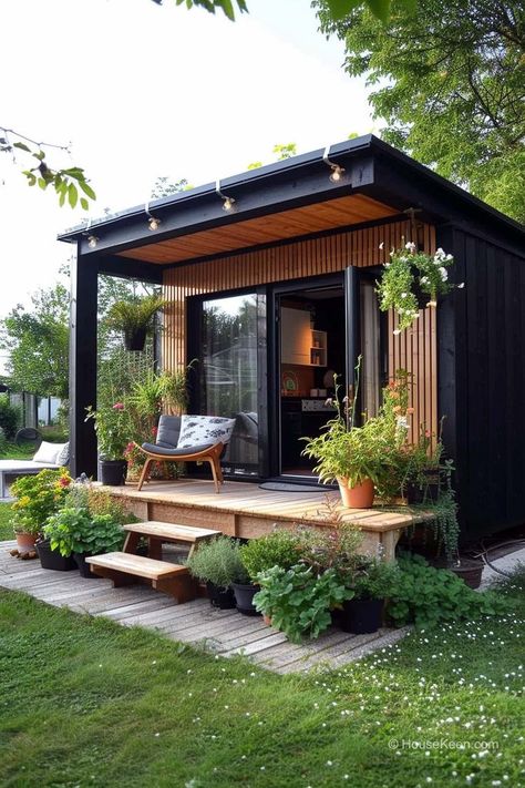 Step into a welcoming backyard design charm with this tiny house, complete with a front porch that invites you to unwind. Experience the perfect fusion of indoor comfort and outdoor allure. Tiny Houses With Front Porch. Click the article for more ideas! Backyard Cabin, Backyard Guest Houses, Tiny House Exterior, House Front Porch, Small Patio Garden, Backyard Studio, Backyard Office, Tiny House Cabin, Foto Vintage