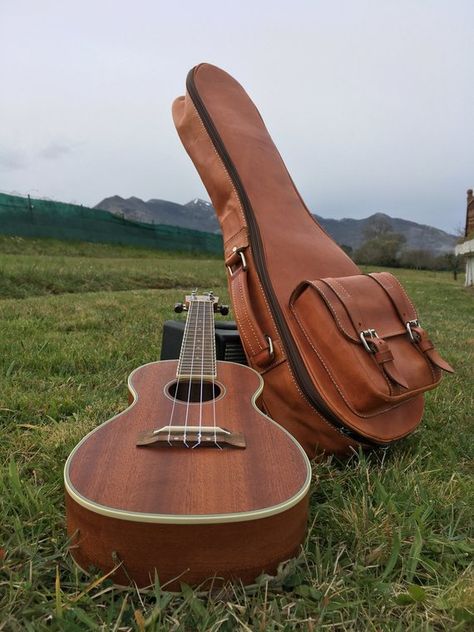 Hodaka Yoshida, Ukulele Playing, Uke Chords, Acoustic Guitar Photography, Music Bedroom, Ukulele Case, Ukulele Music, Guitar Obsession, Guitar Photos