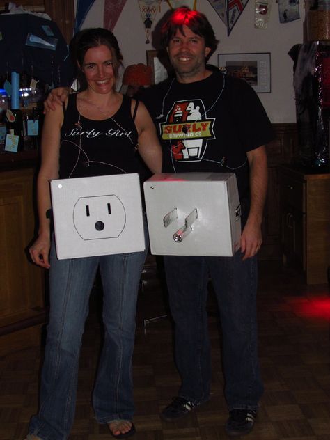 DIY electric plug halloween couples costume Juno Halloween Costume, Homemade Couples Costumes, Easy Couples Costumes, Meme Costume, Halloween Costumes Diy Couples, Funny Couple Costumes, Funny Couple Halloween Costumes, Diy Couples Costumes, Best Couples Costumes