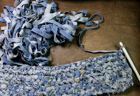 Återvinna Jeans, Denim Rag Rugs, Rag Rug Diy, Denim Rug, Denim Crafts Diy, Blue Jeans Crafts, Jean Crafts, Recycled Jeans, Denim Ideas