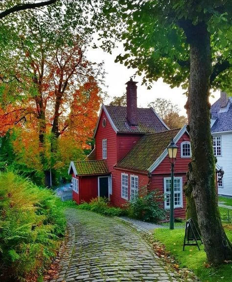 Bergen Norway, Hus Inspiration, Red House, Cute House, Pretty House, Pretty Places, Scandinavia, Bergen, Beautiful World