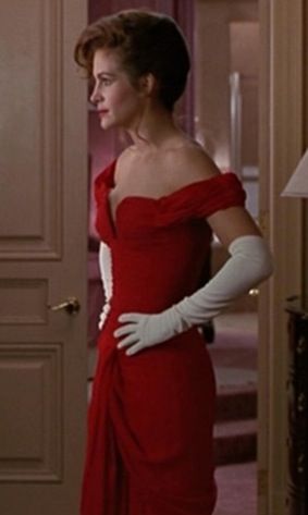 Vivian goes to the Opera Pretty Woman Red Dress, Julian Roberts, Pretty Woman Movie, Matric Dress, Fiesta Outfit, Red Gown, Royal Dresses, Iconic Dresses, Classy Work Outfits