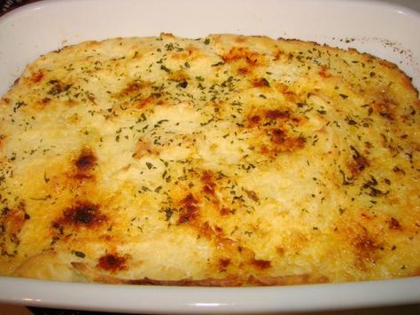 Cheesy mashed potatoes.  Nice for a time when gravy isn't needed with the entree. Temptations Cookware, Cheesy Macaroni, Queso Manchego, Cheesy Mashed Potatoes, Mac Cheese Recipes, Potatoes Recipe, Indonesian Food, Potato Dishes, Cooking Recipes Desserts