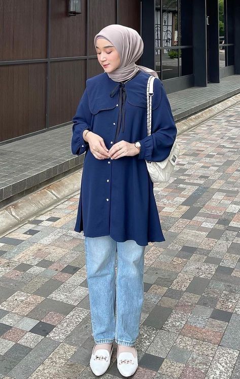 Ootd Kemeja Biru Navy Hijab Denim Shirt Outfits, Blue Denim Outfits, Style Jeans Shirt, Green Cardigan Outfit, Grey Denim Shirt, Outfit Kemeja, Kemeja Denim, Blue Hijab, Navy Blue Outfit