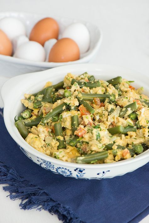 Green Beans And Eggs Breakfast, Eggs And Green Beans, Guatemala Recipes, Family Breakfast Table, Beans And Eggs, Breakfast Beans, Breakfast Kids, Healthy Green Beans, Potato Salad With Egg