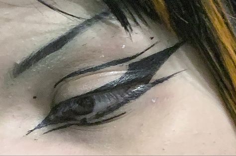 Goth grunge emo eyeliner make up Cool Goth Eyeliner, Heavy Eyeliner Grunge, Goth Eyeliner Hooded Eyes, Grungy Makeup, Mall Goth Eyeliner, Dramatic Eyeliner Goth, Trad Goth Eyeliner Looks, Eyeliner For Hooded Eyes, Hooded Eye Makeup