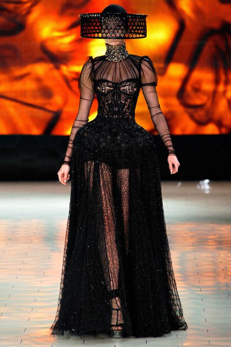 Runway Review: Alexander McQueen Spring 2013 Mode Glamour, Alexander Mcqueen Fashion, Mode Costume, Mcqueen Fashion, Fall Style, Mode Inspiration, Mode Style, Fesyen Wanita, Couture Fashion