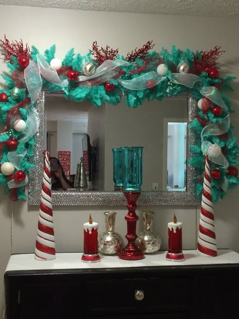 Teal and red christmas! Christmas Bathroom Decor Ideas, Aqua Christmas, Christmas Mirror, Teal Christmas, Turquoise Christmas, Red Christmas Decor, Christmas Bathroom Decor, Christmas Apartment, Christmas Bathroom