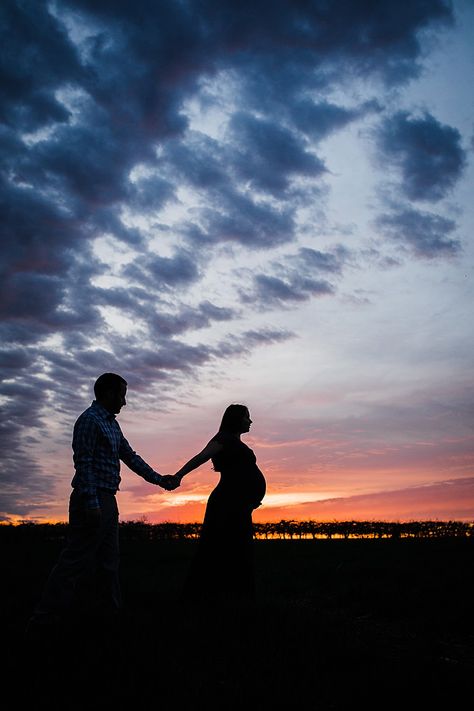 Creative Maternity Photoshoot, Maternity Photo Shoot Ideas Sunset, Maturity Photoshoot Sunset, Funny Maternity Photos, Maternity Sunrise Photoshoot, Sunset Maternity Photography, Sunset Maternity Photos, Beach Maternity Photos Couples Sunset, Maternity Shoot Field Sunset