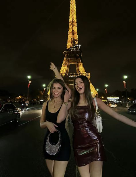 Friends Photo Inspo Aesthetic, Night Out Friends Aesthetic, Bestie Photo Ideas Aesthetic, Rich Bff Aesthetic, Paris With Best Friend, Bestie Travel Pics, Paris Inspo Pics, Bff Goals Aesthetic, Poses W Friends