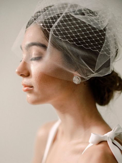 Wedding Veil Blusher, Cheap Wedding Veil, Birdcage Veil Wedding, Bridal Headpiece Vintage, Updo With Headband, Wedding Ootd, Bridal Birdcage Veils, Headband Veil, Bride Head