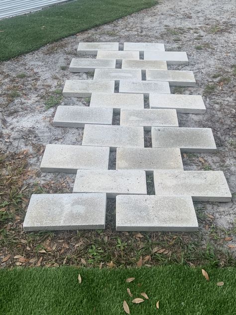 Walkway Design Ideas, Paver Walkway Diy, Concrete Pavers Walkway, Pavers Walkway, Sidewalk Landscaping, Design Yard, Concrete Patio Makeover, Stone Pavement, Walkway Design