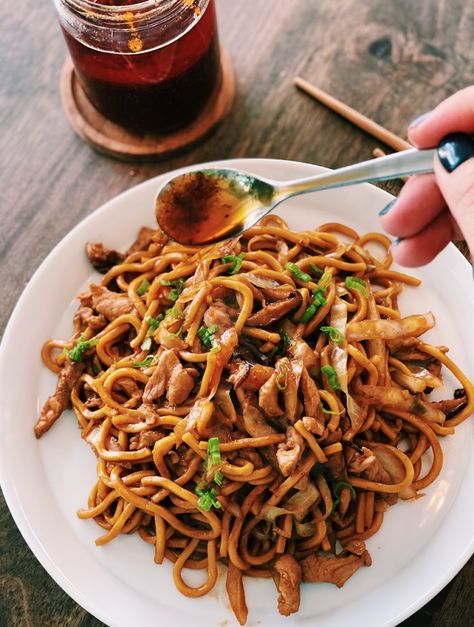 Shanghai Noodles, Tiffy Cooks, Homemade Chilli, Vegetarian Oyster Sauce, Authentic Asian Recipes, Pork Noodles, Asian Noodle Recipes, Authentic Chinese Recipes, Noodle Recipe