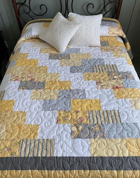 Gray Quilts, Layer Cake Quilt Patterns, Quilt Blocks Easy, Panel Quilt Patterns, Quilt Layers, Kids Quilts, Quilting Designs Patterns, Yellow Quilts, Quick Quilt