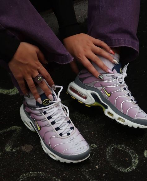 😵 ON SALE for 142,49 €! Nike Air Max Plus Violet Dust 💜⚜️⁠ ⁠ ⁠ 👉️ Tap to shop your size / Link in bio⁠ ⁠ 📸 @footlockereu⁠ ⁠ #nike #air #airmax #amtn #swoosh #sneaker⁠ #nicekicks #everysize Air Max Plus, Nike Air Max Plus, Air Max, Nike Air Max, Link In Bio, Nike Air, Tap, Violet, On Sale