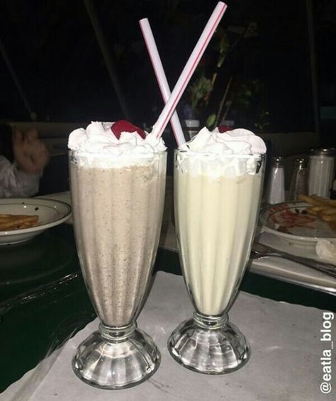 Cookies And Cream Milkshake Aesthetic, Banana Milkshake Aesthetic, Cookies And Cream Milkshake, Homemade Milkshake, Road Trip Food, Mexican Snacks, Banana Cookies, Chocolate Food, Milk Shake