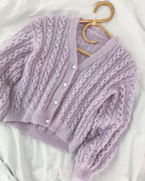 Knit Sweater Outfit, Crochet Things, Cardigan Knit, Sweater Outfit, March 4, Lovely Clothes, Knitting Inspiration, Baby Knitting Patterns, Diy Sewing