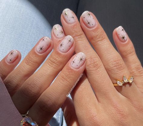 Simple Nails Pattern, Minimal Gel Nail Designs, Structured Manicure Ideas Short Nails, Nails With Minimal Design, Winter 2023 Nail Trends, Minimal Nail Ideas, Fine Line Nail Art, Anniversary Nails, Minimal Nail