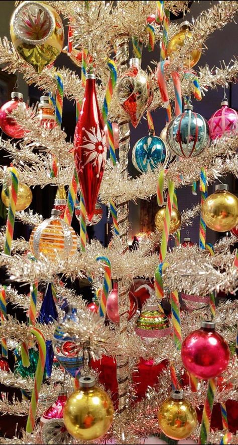 Groovy Christmas, Aluminum Christmas Tree, Retro Christmas Tree, Bells Christmas, Vintage Christmas Images, Christmas Memories, Holiday Mood, Old Christmas, Silver Tree