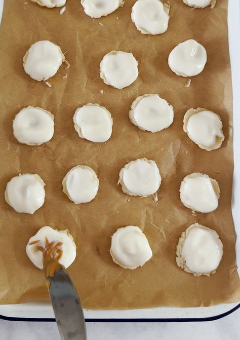 Banana Yogurt Peanut Butter Bites, Smashed Banana Recipes, Banana Yogurt Bites, Smashed Banana, Banana Frozen Yogurt, Frozen Banana Pops, Greek Yogurt And Peanut Butter, Strawberry Frozen Yogurt, Frozen Yogurt Bites