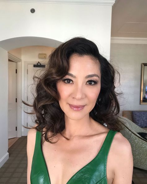 How to Get Michelle Yeoh Golden Globes Makeup 2019 Asian Make Up, Bride Makeup Asian, Mother Of Bride Makeup, Asian Wedding Makeup, Makeup For Older Women, Makeup For Moms, Mother Of The Bride Hair, Michelle Yeoh, Bride Makeup