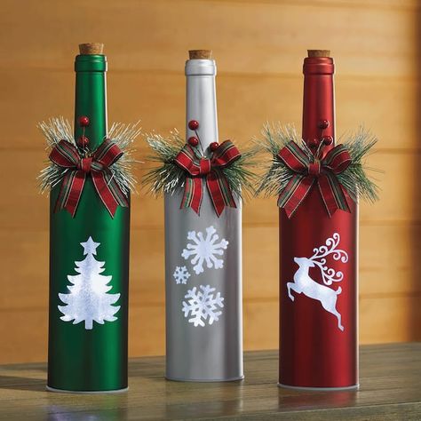 Christmas Bottle Art Ideas, How To Paint Wine Bottles For Christmas, Wine Bottle Reindeer, Christmas Decorated Bottles, Bottle Art For Christmas, Christmas Bottle Painting Ideas, Christmas Bottle Painting, Christmas Painted Bottles, Christmas Bottles Decoration