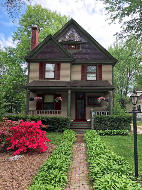 Exterior Paint Color Portfolio Archives - Page 18 of 34 - OldHouseGuy Blog Victorian Homes Exterior Colors, Beige House, Victorian Homes Exterior, Dark Trim, Painted House, Dark Paint Colors, Log Siding, Victorian Style Homes, New Paint Colors