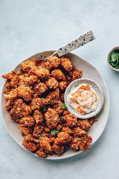 Smokey Popcorn Cauliflower & Tofu Mayo - Good Magazine Tofu Mayo, Popcorn Cauliflower, Cauliflower Popcorn, Siracha Sauce, Travel Kitchen, Coconut Cheesecake, Popcorn Recipe, Easy Meals For Kids, Popcorn Recipes