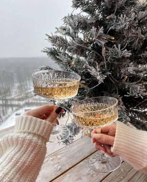 Wallpaper Winter, Winter Cocktails, Aesthetic Cozy, Winter Mood, Winter Photos, Winter Drinks, Aesthetic Winter, Christmas Inspo, Winter Vibes