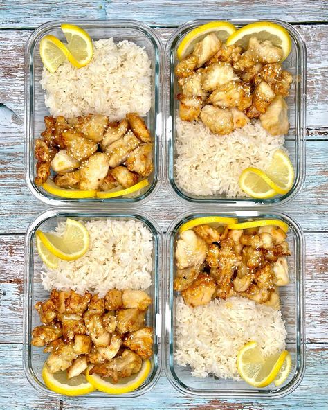 Chinese Lemon Chicken & Rice Bowls 🍋🐓🥡 *NEW MEAL PREP RECIPE* HOLY LEMONS 🍋🍋🍋 This turned out incredibly delicious and I can’t believe it’s taken me so long to make it! Crispy chicken pieces coated in a sticky, tangy, sweet and slightly sour lemon sauce! SO GOOD!! TOTAL LUNCH: Weight Watchers Points 👉🏼 12 Calories 👉🏼 482 Protein 👉🏼 22g You don’t have to eat less, you just have to eat well. Healthy doesn’t have to be boring. Meal prepping is what holds yourself accountable and makes ... Chicken And Rice Bowls, Lemon Chicken And Rice, Lemon Chicken Rice, Chinese Lemon Chicken, Chicken Rice Bowls, High Protein Meal Prep, Chicken Pieces, Adobo Chicken, Air Fried Chicken