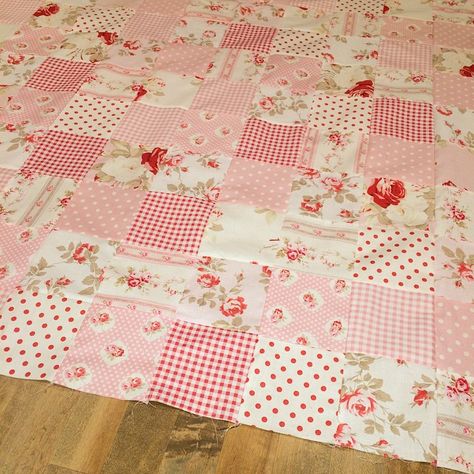 Girl Quilts Patterns, Shabby Chic Quilts, Patchwork Throw, Girl Quilts, Picnic Quilt, Charm Quilt, Shabby Chic Room, Free Motion Quilt Designs, Shabby Chic Bedding